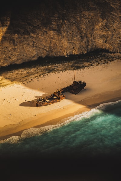黄金时期在一个岛屿岸边失事和被遗弃的船